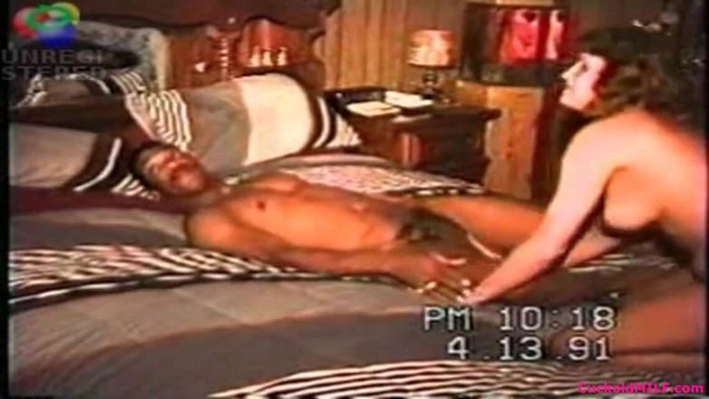 Cuckold MILF: Une MILF cocu et son mari tapette avec un étalon à grosse...