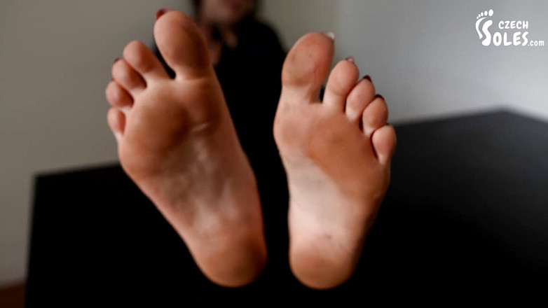 Czech Soles - foot fetish content: Brudne stopy od chodzenia boso