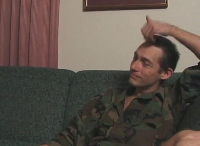 Bareback TV: Ragazzi militari si scopano il culo e si masturbano cazzi...