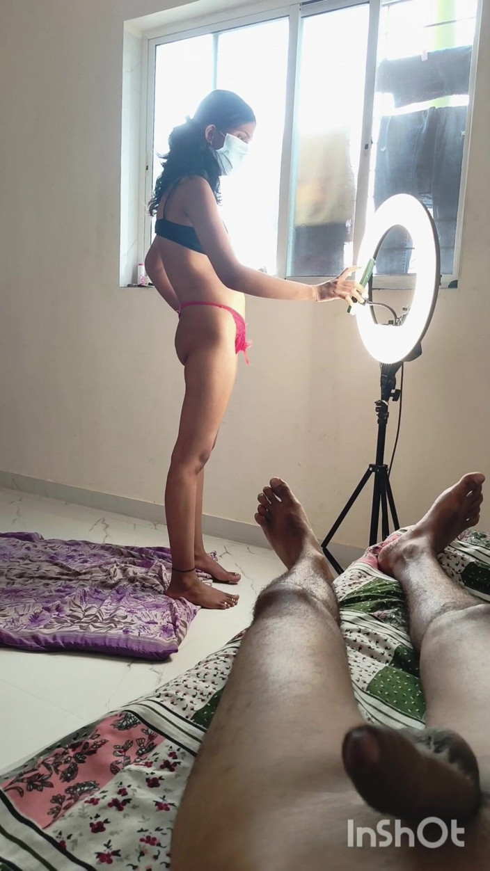 Desishycouple: 性感人妻shivani做直播和丈夫手淫。
