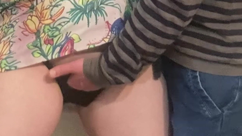 PriyaNaavya: 穿着礼服的娇小阴户在地铁里变态