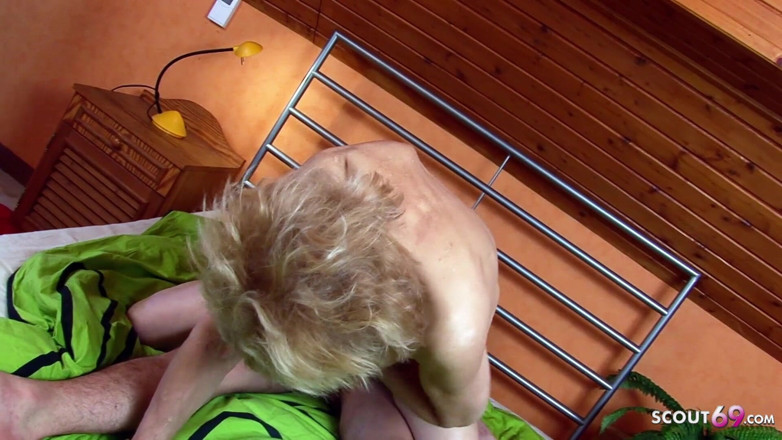 Full porn collection: Blonde dünne oma mit extrem behaarter muschi wird nach langer...