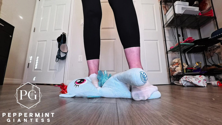 Peppermint Giantess: 67 汚れた靴下を履いた巨人女が巨大なぬいぐるみをゆっくりと粉々に破壊する サイズ16 破壊