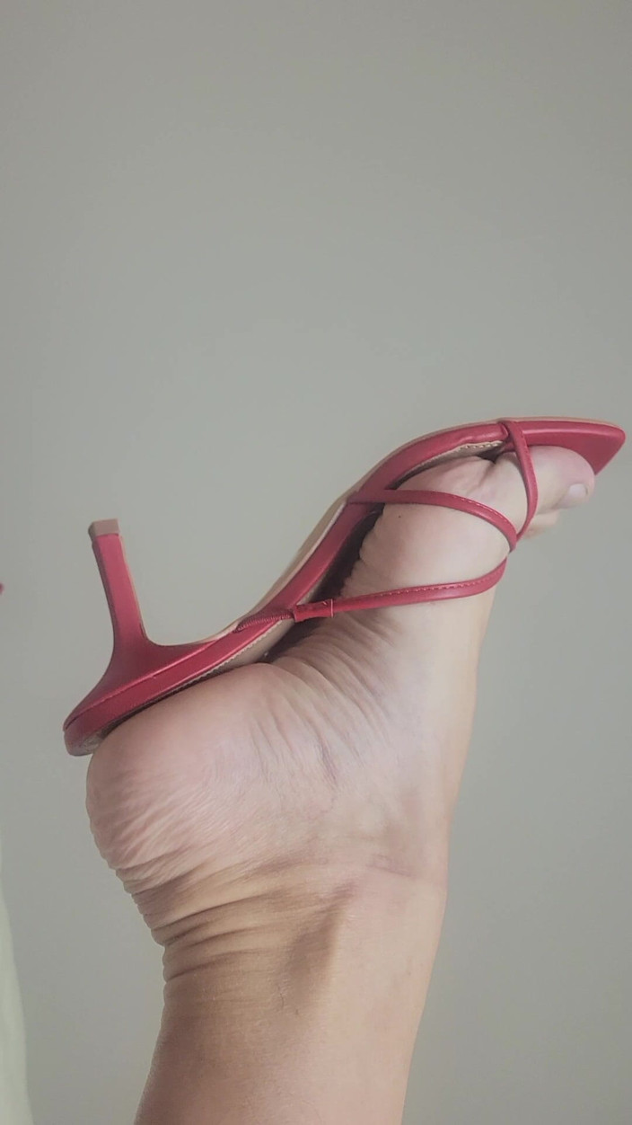 Feet Lover: Branlette d’une grosse bite en talons rouges