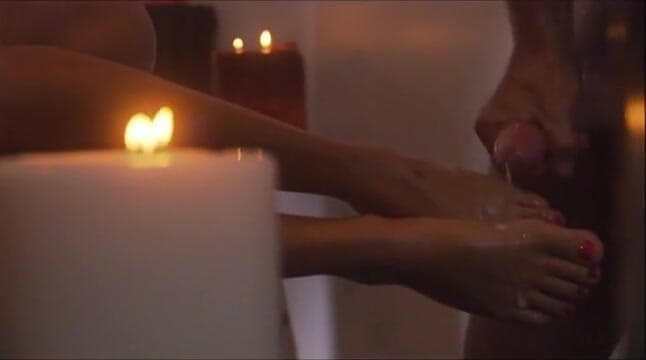 Sex Karma: Фут фетиш шик витримує хардкорний трах на ліжку незабаром після чудового трахання цицьок
