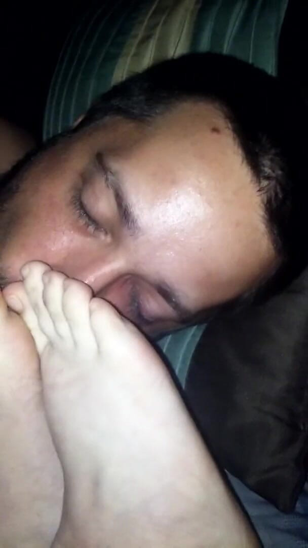 Big D: Des pieds reniflent une pipe