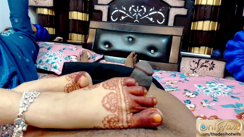 TheaDesiHotwife: Femdom trabajando con el pie, dedo anal y follar