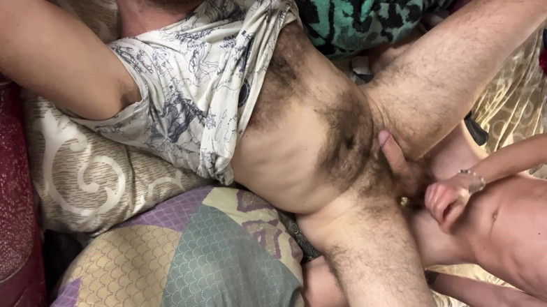 MaxHotty: Padre maduro y peludo corriéndose sobre su