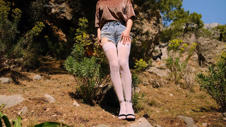 Shiny teens: Meia-calça bronzeada brilhante, meias brancas e shorts jeans sensuais