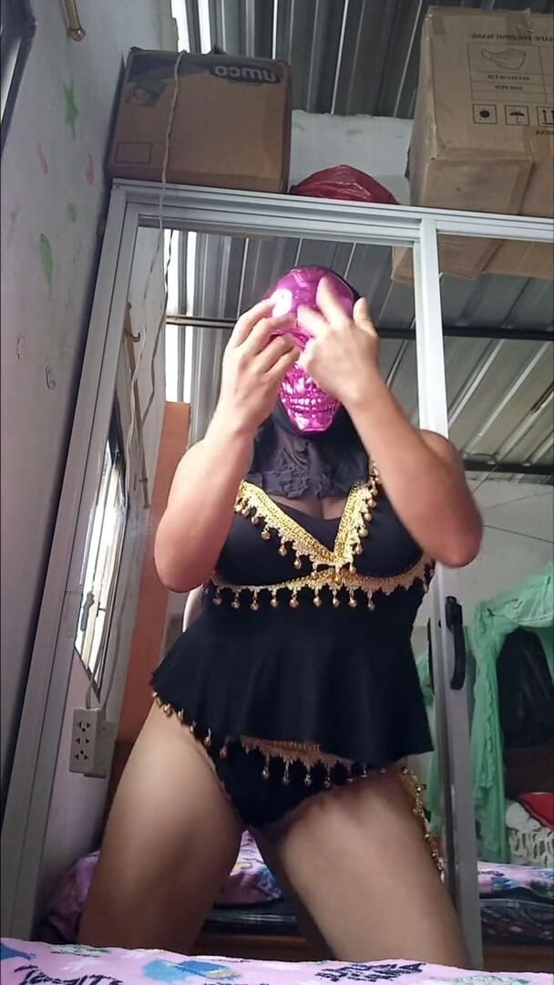 Martin13: Une modèle arabe fait une danse érotique