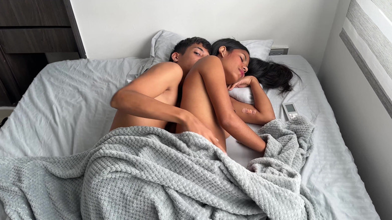 Erickandzoe: मैं अपने लैटिना हर्मास्ट्रा के साथ होटल का कमरा साझा करता हूं और मैं उसकी विशाल गांड को चोदता हूं, मैं उसकी समृद्ध चूत पर आता हूं।
