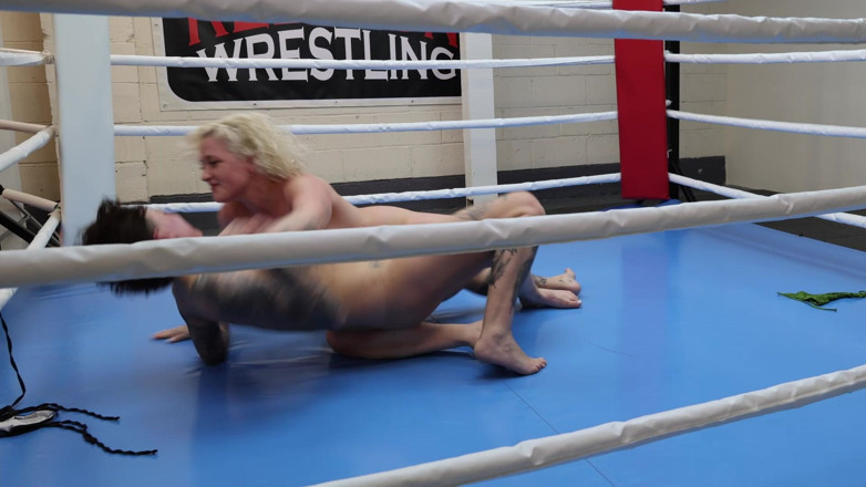 Red Sign Wrestling: Kourtney sikiliyor ve marksist bambi