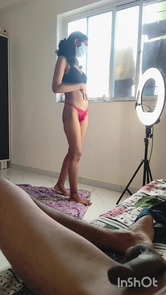 Desishycouple: Sexy bhabhi Shivani haciendo masturbación en vivo y marido