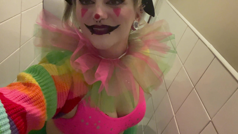 EeveeXo: Une fille clown trash pisse dans des toilettes publiques en...
