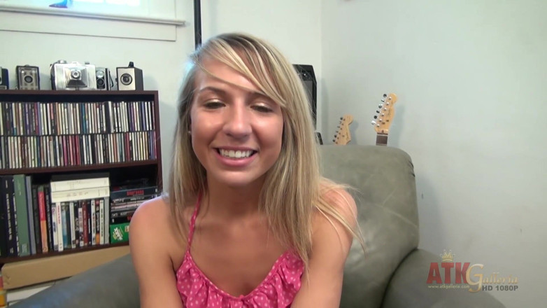 ATKIngdom Fans: Elle se doigte pendant un entretien