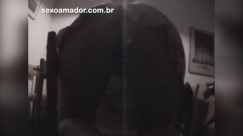 Amateurs videos: Une brune timide dit initialement non, mais laisse son copain...