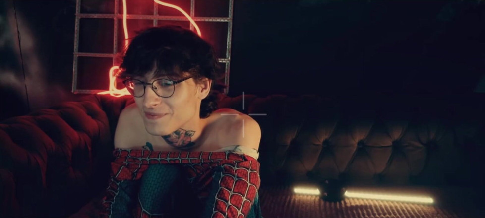 HotDogs studio: Kostium Spider-Mana. Chłopiec pozuje poniżej. Dupek