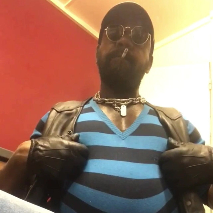 Black Muscle Stepdad: लेटेक्स चमड़े के रबर और डेनिम में तैयार काली मांसपेशियों का संकलन