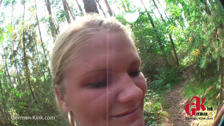 German Kink: Niemieckie blondynki loszki zostaje zalana na zewnątrz