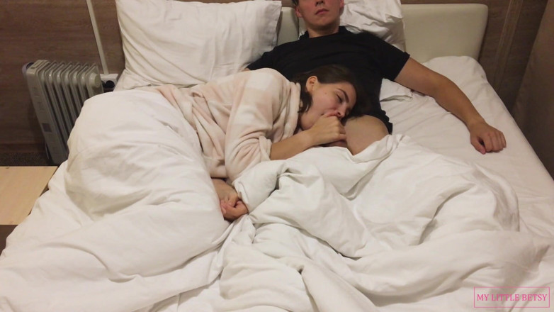 My Little Betsy: Kočka dává relaxační domácí kouření při sledování filmu