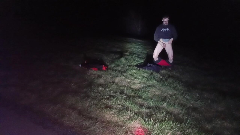 kickerscooter: Saya menelanjangi dan keluar di malam hari