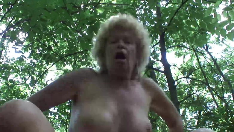 Mature Climax - 100% Mature Videos: Une blonde mature poilue saute sur une grosse bite à l'extérieur