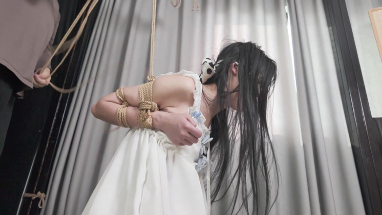 Aisan girl bondage: Xr24 - une fille vêtue de vêtements blancs et de bas...