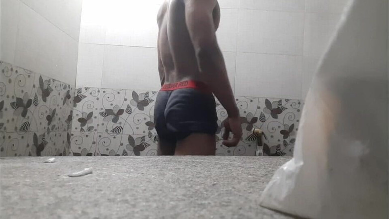 Wheyincognito: Cowok sange mandi bareng cowok sange ini di kamar mandi