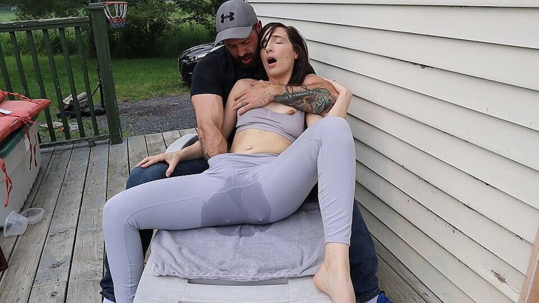 JessTonySquirts: Romantico squirting all'aperto in pantaloni da yoga - con Jess e...