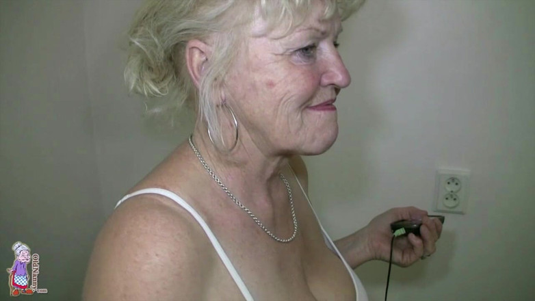Old Nanny: Listo para entrenamiento desnudo