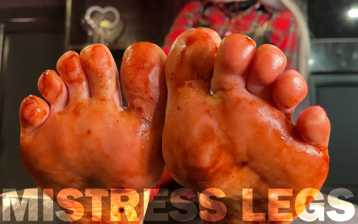 Mistress Legs: Kaki jenjang cewek cantik ini menggodamu di atas meja sambil...