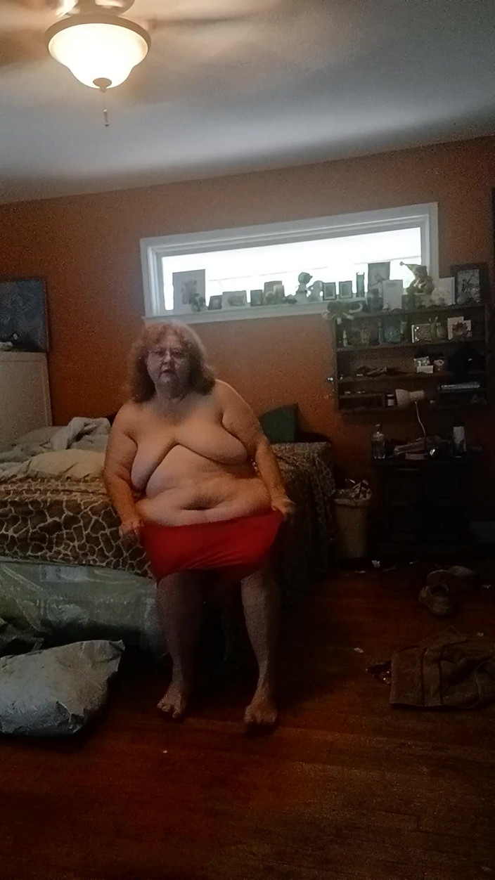 BBW nurse Vicki adventures with friends: 私が売っているパンティーのモデリング part1 赤いレースの絹のような