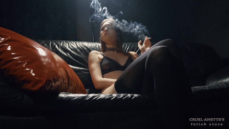 Cruel Anettes fetish world: Kassy hút thuốc