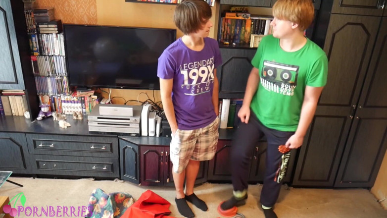 Ethan Alex: Tenká, černé ponožky footjob a gumová pumpa