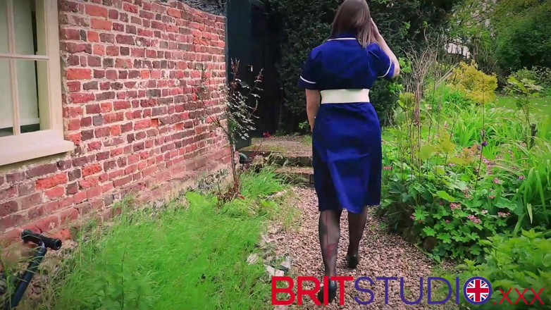 Brit Studio: Wunderschöne krankenschwester besucht einen patienten für spermaprobe