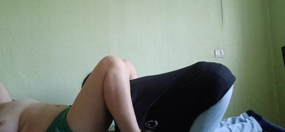 Lesbian-candys: 집에 없을 때 남친의 새엄마의 털이 무성한 보지를 먹어