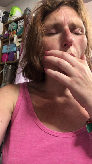 MistressWriggler: ¡Masturbación improvisada en la cocina deja los dedos de la...