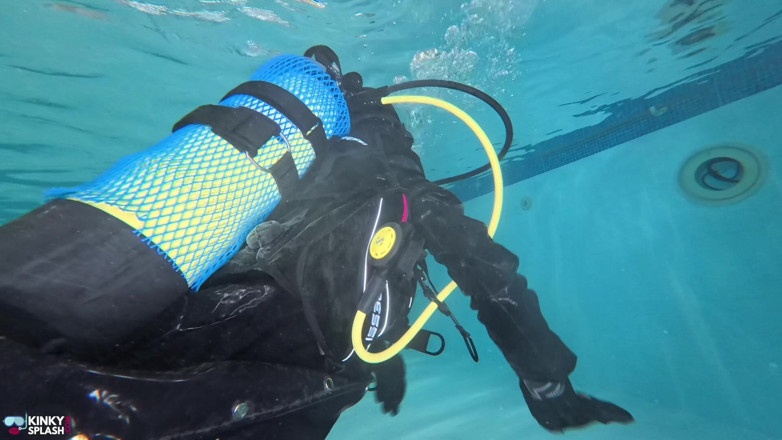 UKCuteGirl Lucy Lauren: Dominación bajo el agua en equipo de buceo completo