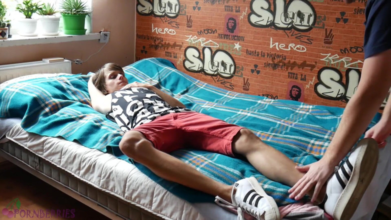 Ethan Alex: Skate twink footjob, sneakers bianche, calzini sudati, piedi nudi