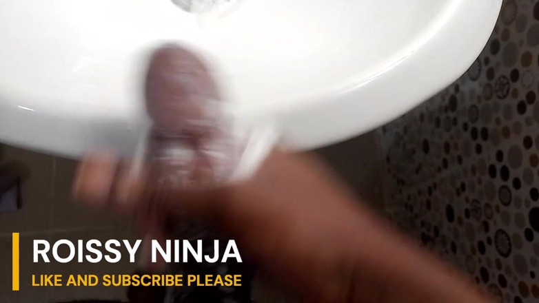 roissy ninja: オフィスの流し台でペニスをピクピクさせる