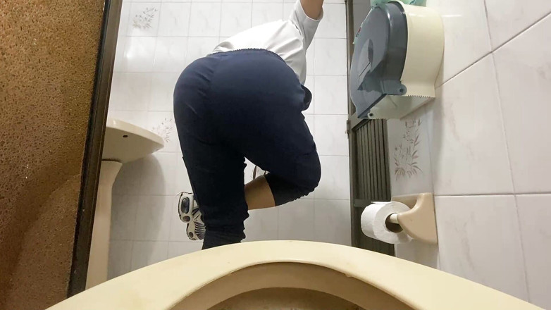 irina69star: Небрежную медсестру снимают на видео в публичном туалете в офисе