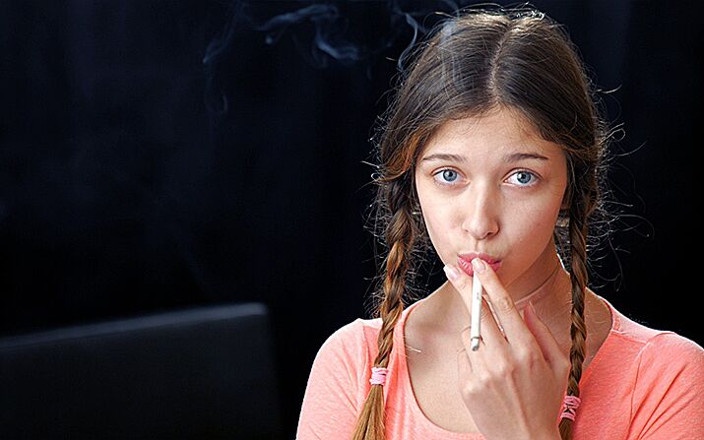 Russian Smokers: Sexy russische verführerin, die Zigaretten rauchen, küstenbrise