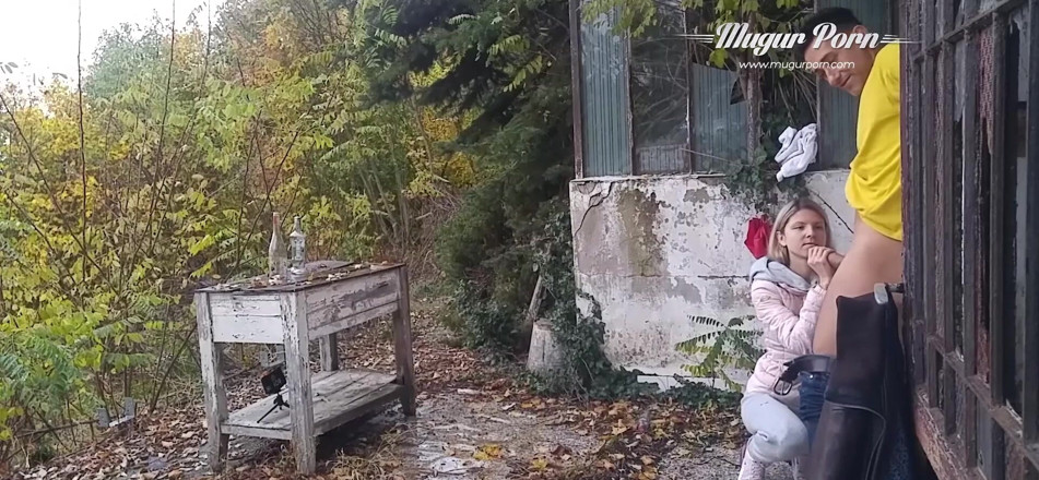 Mugur's World: Drobna Gina Gerson jebanie na świeżym powietrzu w deszczowy dzień