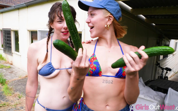 Girls Out West: 毛茸茸的黑发女郎和剃光的金发女郎互相舔舐并操黄瓜