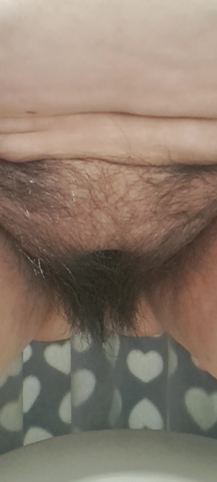 Mommy big hairy pussy: Saya Menitis air kencing pada rambut pepeknya