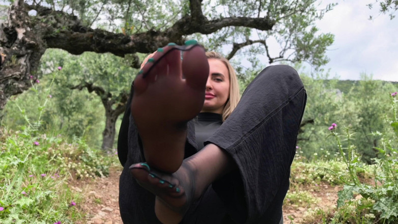 Goddess Lena: Birkenstock &amp; Nylons utomhus