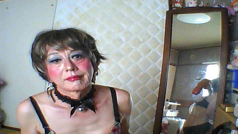 anakanakami: Cowok sange ini lagi asik muasin lubang pantat dan memeknya...
