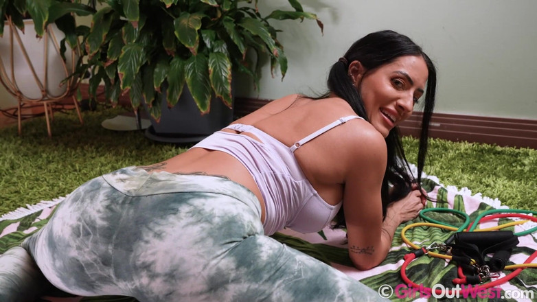 Girls Out West: Fit tetona nena con coletas y pezones perforados se masturba...