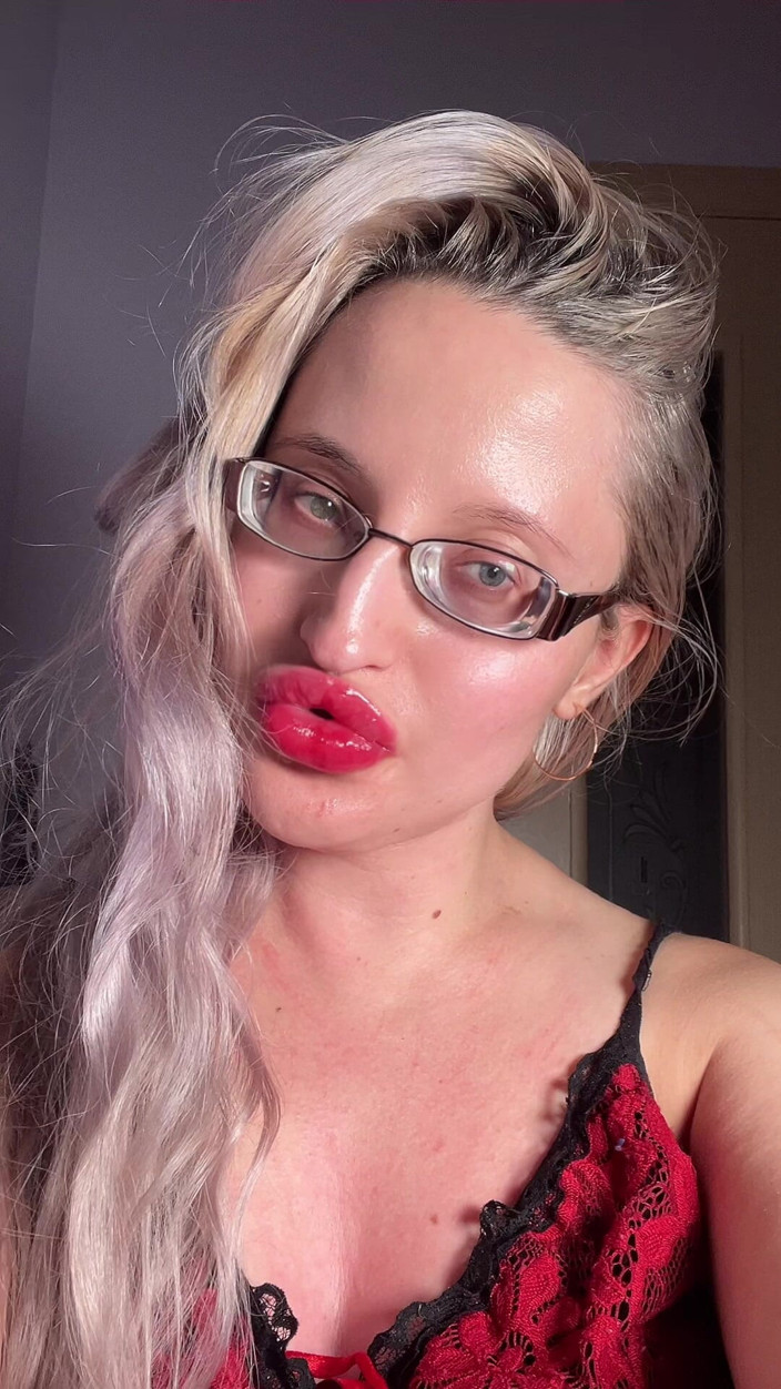 FinDom Goaldigger: Grosses lèvres, longue langue, rouge à lèvres, gloss, dirty talk, cocu