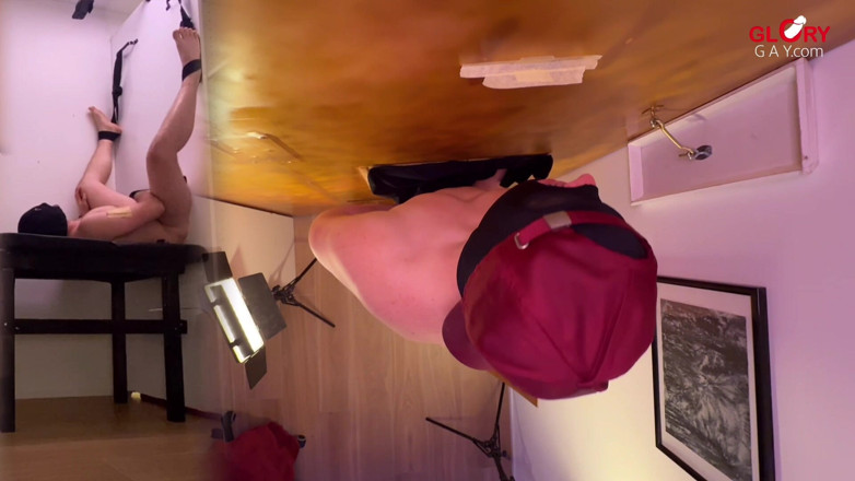 GLORYHOLEGAYS: Un garçon excité et doux se fait baiser nu et...